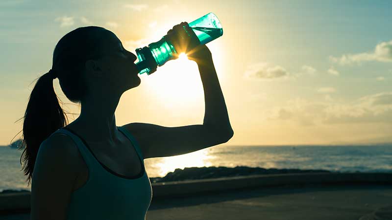 Atleta a beber água